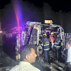 Индияда автобус өрттөнүп, 25 турист каза болду