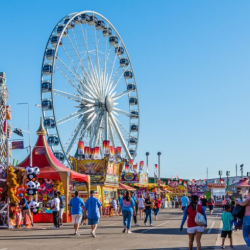 АКШдагы оюн-зоок аттракциону бузулуп, адамдар 4 саат бою башы ылдый карап асылып турушту