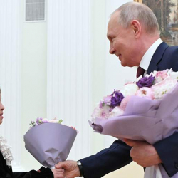 ВИДЕО - Путин аны көргүсү келген кызды Кремлде кабыл алды