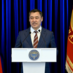 Президент Жапаров: Азыркы жаштар мобилдүүлүгү менен тез өзгөрүлүп жаткан коомго оңой адаптация болушу зарыл