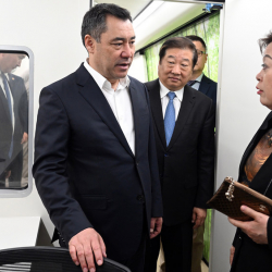 Садыр Жапаров Кытай элчиси Ду Дэвэнди Ардак грамота менен сыйлады