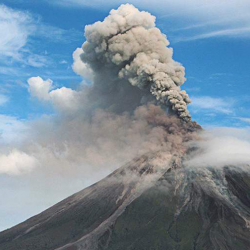 Вулкан Эбеко на Курилах выбросил столб пепла на высоту 3,5 км