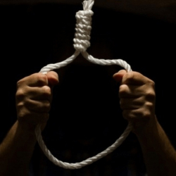 Бишкекте мугалим мектептин короосунда асынып алды