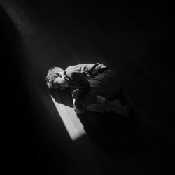 Апасы атасын өлтүрүп жатканын көргөн бала акылынан айнып калган