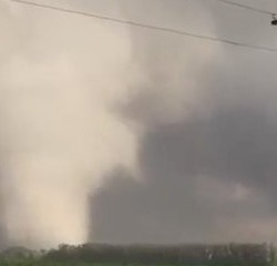 ВИДЕО - Торнадо обрушился на пригород Чикаго