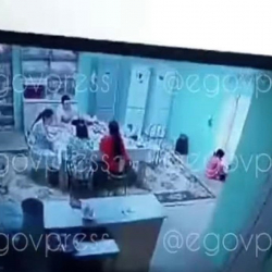 ВИДЕО - Казакстанда балдар үйүнүн тарбиялануучуларын даараткандан суу ичирип, заңын жегенге мажбурлашкан