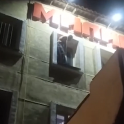 ВИДЕО - Психиатриялык оорукананын бейтапы Сокулук милициясынын терезесинен секирип кетүүгө аракет кылган