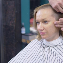 Девушка облысела после наращивания волос