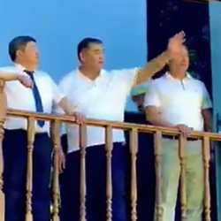 ВИДЕО - Акылбек Жапаров и его заместитель Камчыбек Ташиев восхищаются красотой Арстанбапа