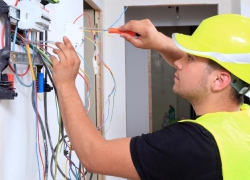 Рабочего убило током на стройке