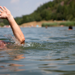 Ысык-Көлдө сууга чөгүп жаткан жигит куткарылды