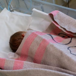 Төрөт учурунда полго кулап түшкөн ымыркайдын учурдагы абалы айтылды