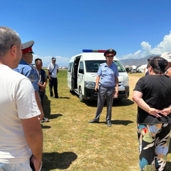 ИИМ кызматкерлери көл жээгиндеги эс алуучуларга коопсуздук эрежелерин түшүндүрдү