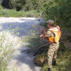 Чүйдө наристеси менен сууга агып кеткен аялдын жансыз денеси табылды