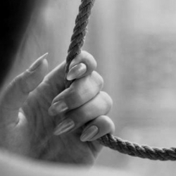 Апам өлүп калды... Казакстанда кыргызстандык келин балдарынын көзүнчө асынып алды