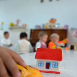 Кыргызстанда 169 бала фостердик үй-бүлөлөрдө тарбияланып жатат