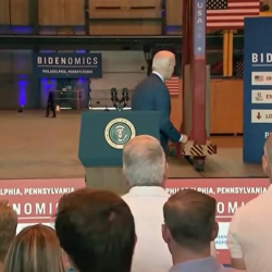 ВИДЕО - Байден не смог найти выход со сцены после выступления в Филадельфии