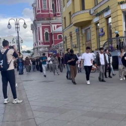 ВИДЕО - В Москве группа мусульман вышла на митинг из-за проверки мечети силовиками
