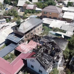 ВИДЕО - Бишкекте 3 үйдүн чатыры күйүп кетти