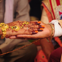 В Индии мужчина тайно женился на 15 женщинах с хорошим образованием