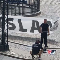 ВИДЕО - Даниядагы Ирак элчилигинин алдында Куран өрттөлдү