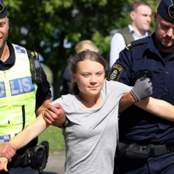 Грета Тунберг полицияга баш ийбегени үчүн айыпка жыгылды