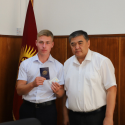 Ташиев документ ала албай жүргөн жаранга паспорт тапшырды