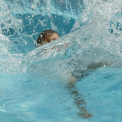 Бишкекте бассейнге кулаган 2 жаштагы бала комага түшүп калды