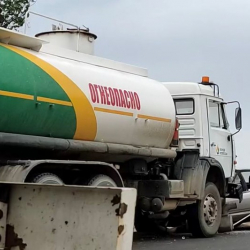 Көлдө күйүүчү май ташыган КамАЗ менен жеңил унаа кагышты