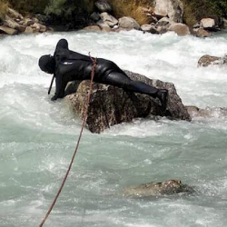 Апасы менен кошо сууга агып кеткен 1 жашар кыз изделүүдө