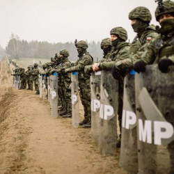 Польша армиясын эки эсеге көбөйтүүнү чечти