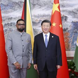 Си Цзиньпин Гайананын президенти менен жолугушту