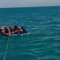 Ысык-Көлдө матрас баллон менен сууда жүргөн жарандарды толкун тартып кеткен. ӨКМ жээкке чыгарды