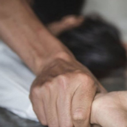 Түптө мүмкүнчүлүгү чектелген кыздар зордукталды. Шектүү СИЗОго киргизилди