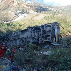 Не менее 15 человек погибли при падении в пропасть автобуса в Перу