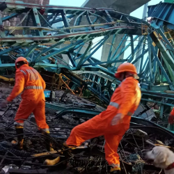 ВИДЕО - Индияда кран кулап, кеминде 16 адам каза болду