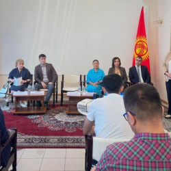 Кыргызстандын Россиядагы элчилигинин алдында кризистик борбор ачылды