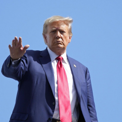 Болтон АКШга Трамп шайланса коркунучтуу түш болорун эскертти