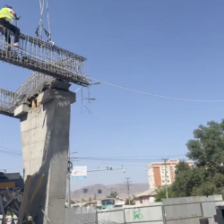 ВИДЕО - Бетон агып түшүп калган. Ошто курулуп жаткан жер үстүнөн өтүүчү жөө өтмөк ураганы боюнча мэрия билдирүү таратты
