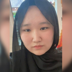 15 жаштагы Дарика Апсаматова изделип жатат