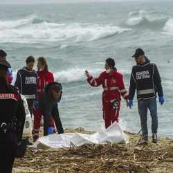 Италияга жакын жерде кеме чөгүп, 40тан ашуун мигрант каза болду