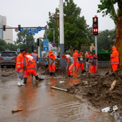 Число жертв наводнения в Пекине увеличилось до 33