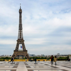 Эйфель мунарасы бомба тууралуу кабар түшкөндөн кийин эвакуацияланды