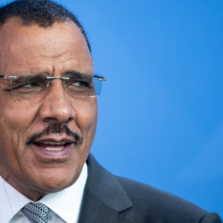 Нигер армиясы бийликтен кулатылган президентти чыккынчылык үчүн соттогону жатышат