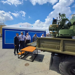 Коргоо министри Бекболотов Шойгунун чакыруусу менен аскердик-техникалык форумга катышты