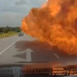 Малайзияда учак трассага кулап, кеминде 10 адам каза болду