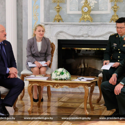 Лукашенко Кытайдын коргоо министри Ли Шанфу менен жолугушту