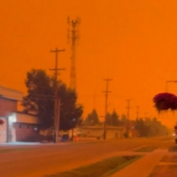 Күн-түн кандуу асман. Канадада коркунучтуу жаратылыш кубулушун тартып алышкан