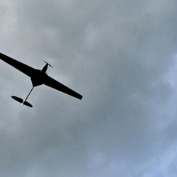 Украина Новгород облусундагы аскердик аэродромго дрондор менен чабуул жасады