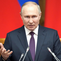 Путин поздравил россиян с Днем флага